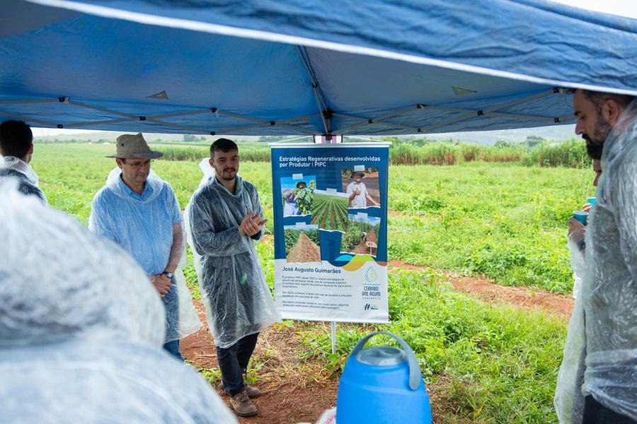 Gabriel apresentando a produtores em um dia de campo, sob tenda